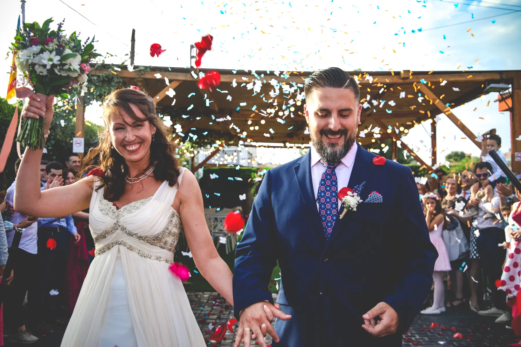 Salida de los novios entre pétalos y confeti