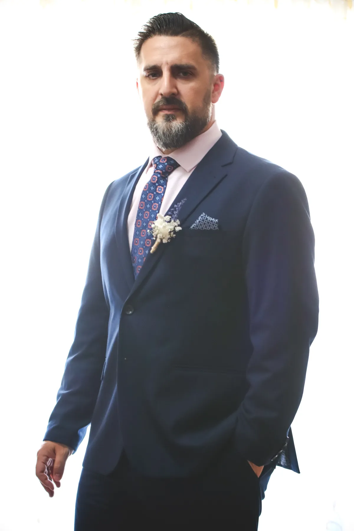 Retrato del novio durante los preparativos de la boda