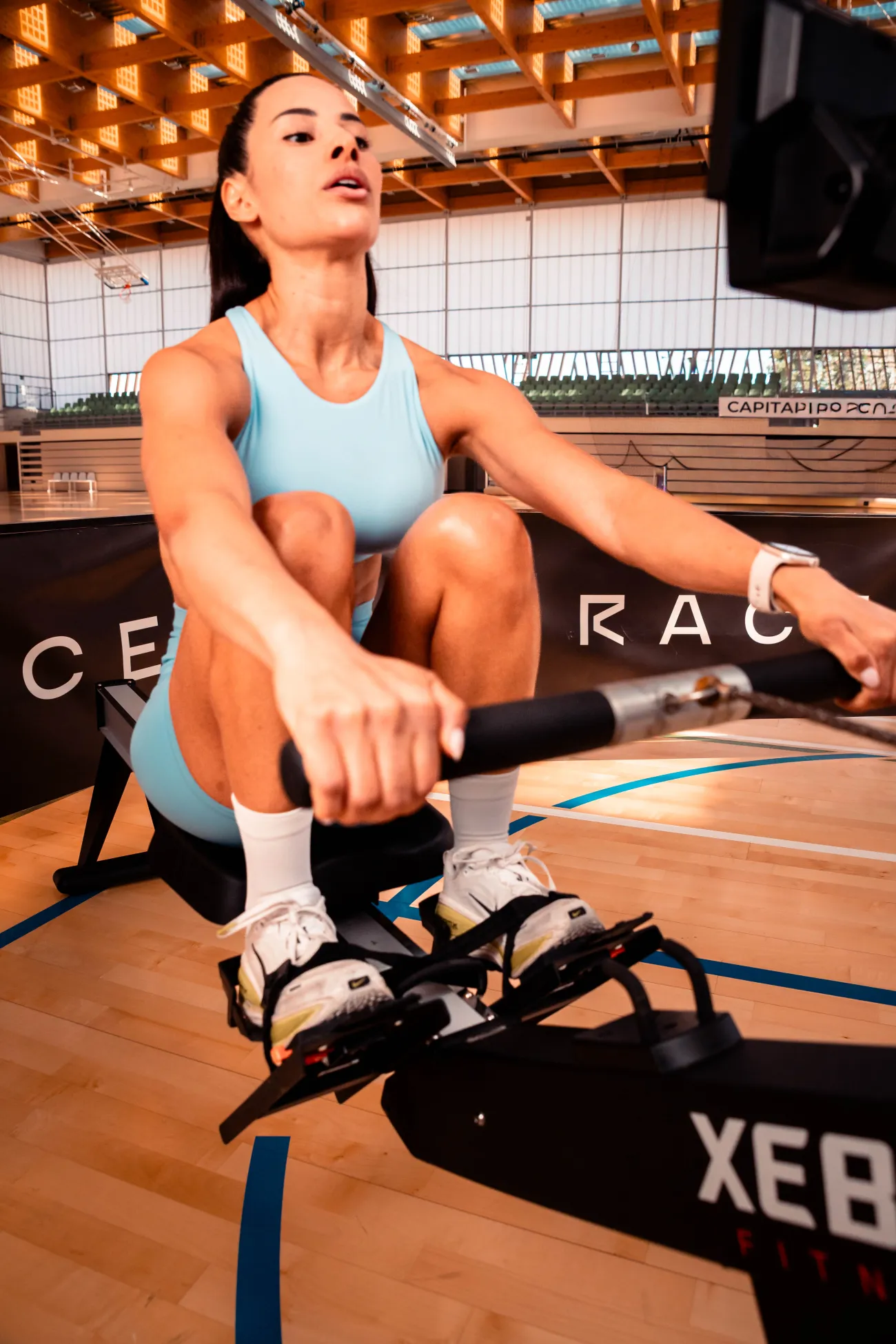Deportista remando con intensidad en una sesión HYROX