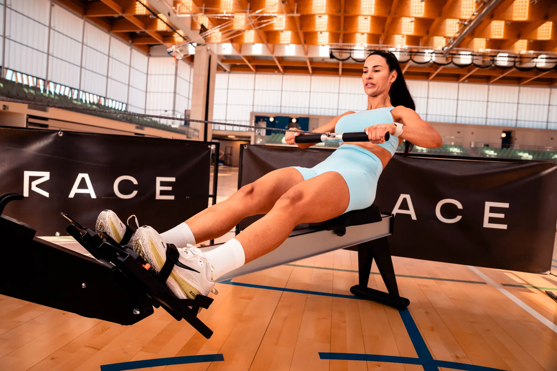 Atleta en una máquina de remo durante un entrenamiento funcional