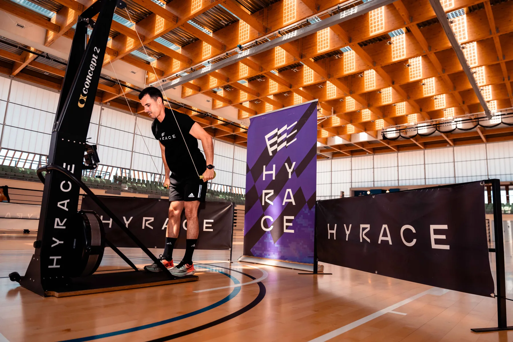 Atleta compitiendo en una prueba deportiva indoor