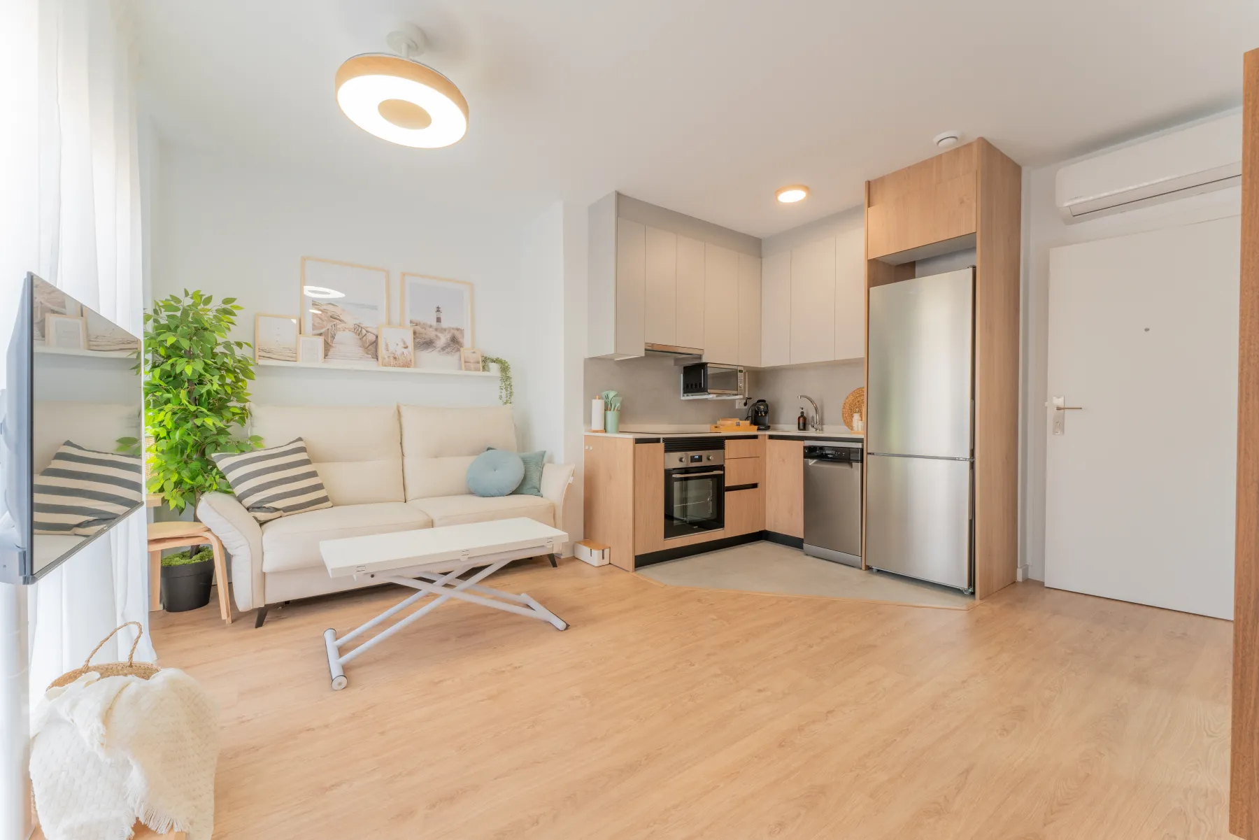 Proyecto de interiorismo en un apartamento con cocina integrada