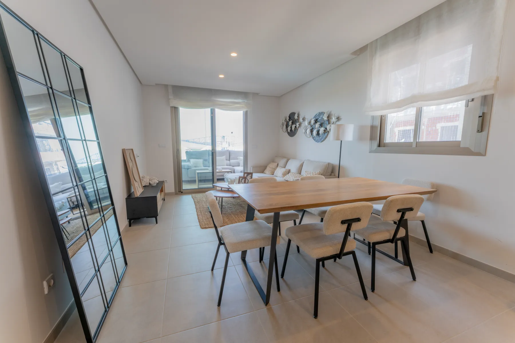 Fotografía inmobiliaria de un salón amplio y luminoso