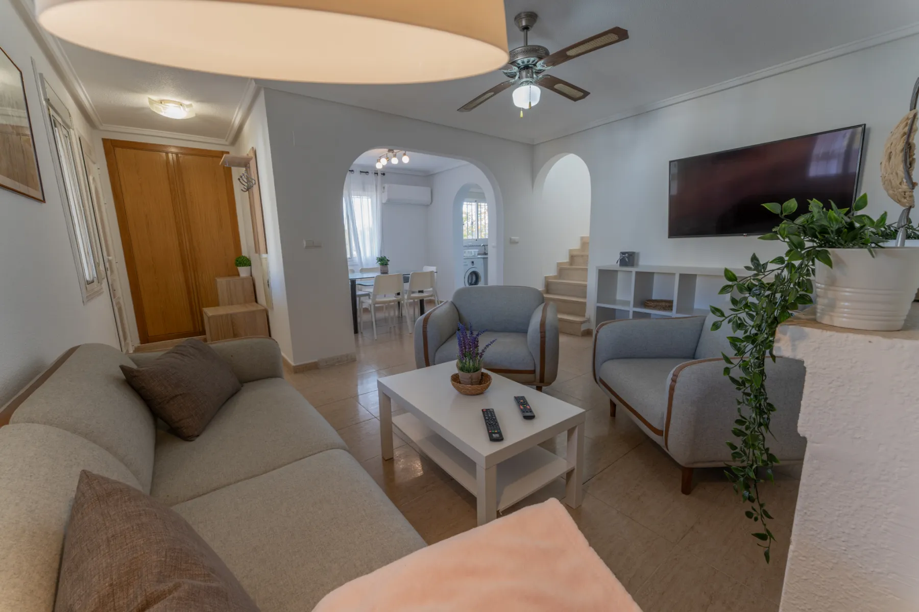 Salón residencial fotografiado con atención a la atmósfera y la circulación