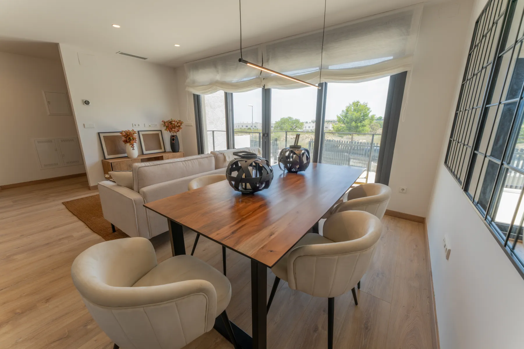 Reportaje de interiores de un comedor contemporáneo