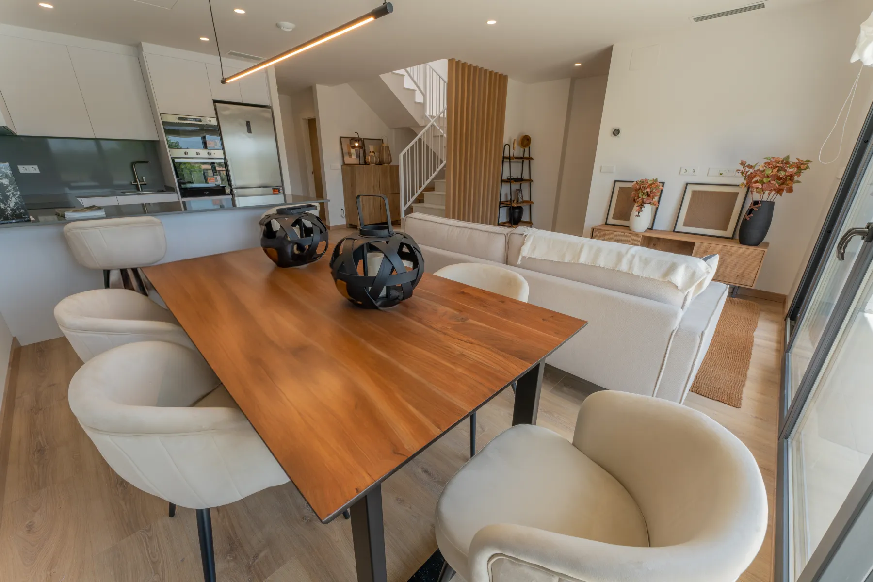 Vista del comedor, salón y cocina de un proyecto de interiorismo