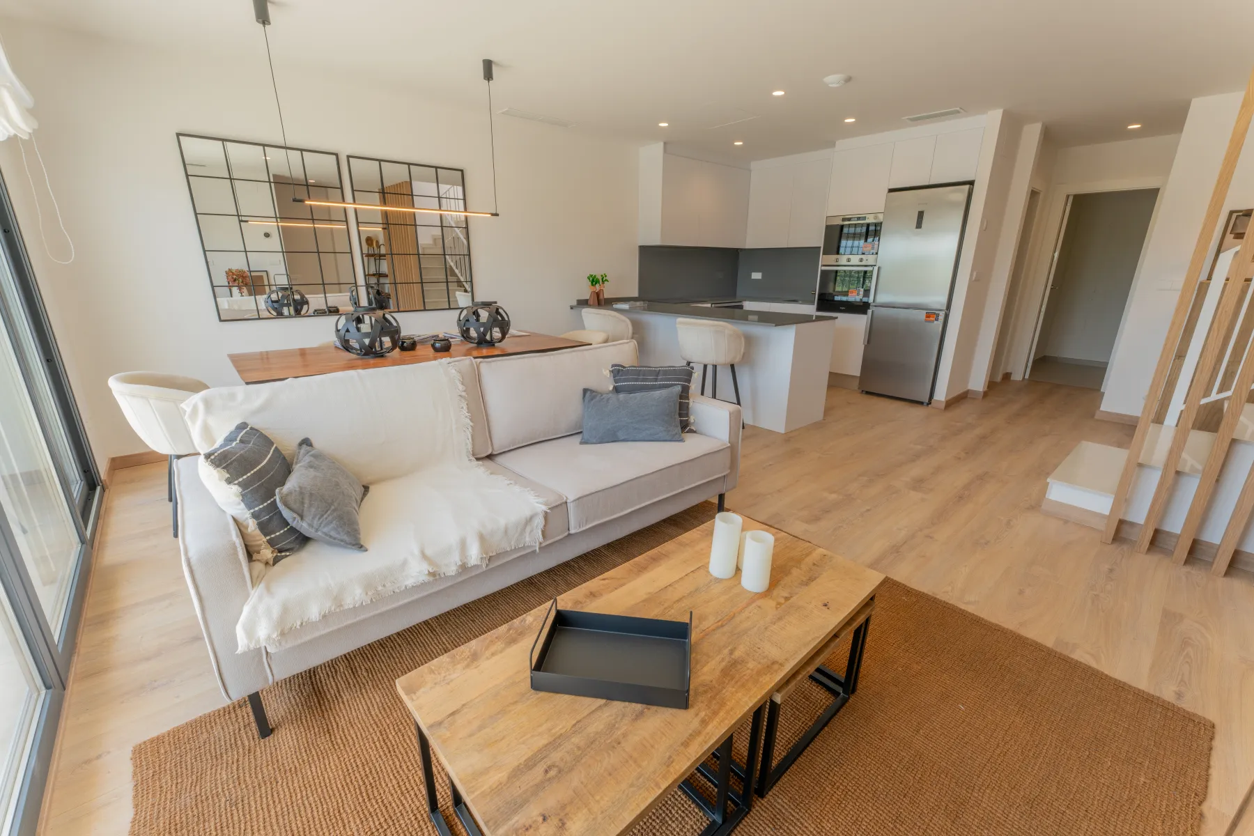 Salón y cocina de diseño fotografiados para mostrar materiales y distribución