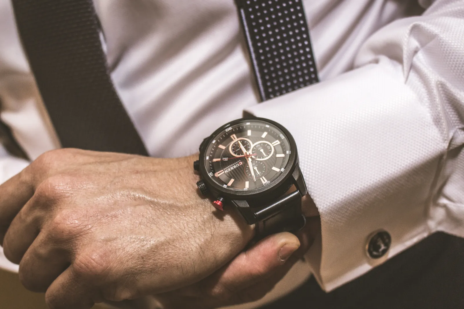 Fotografía de producto de un reloj de pulsera con traje de ceremonia